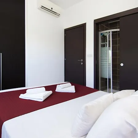 Villa Michaella - 500m From Golden *