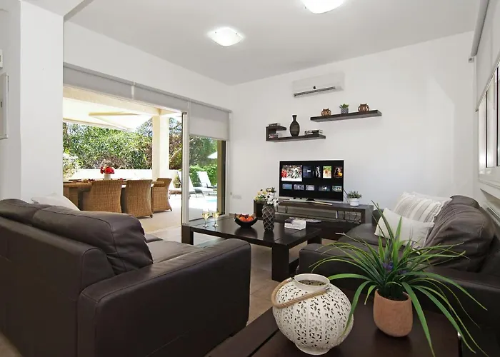 Michaella - 500m From Golden * Paralímni