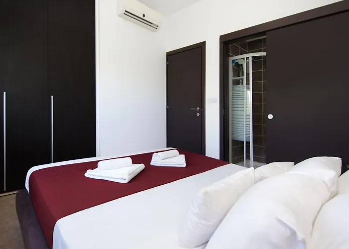 Villa Michaella - 500m From Golden *