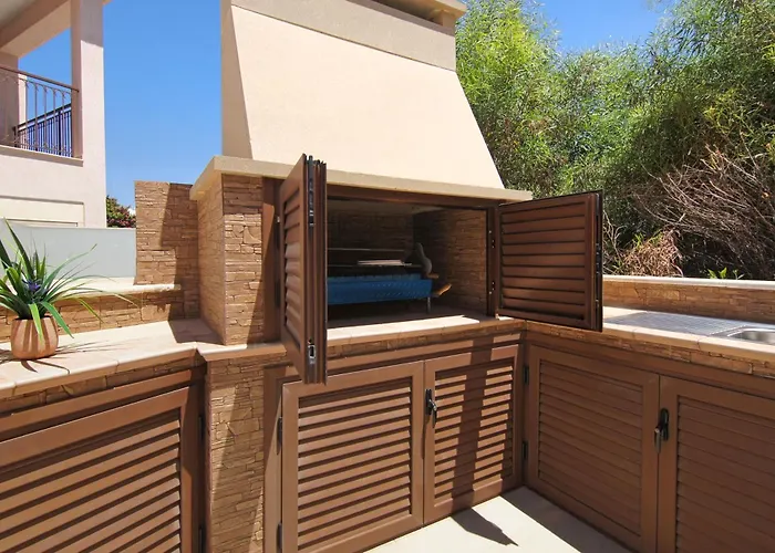 Michaella - 500m From Golden Villa