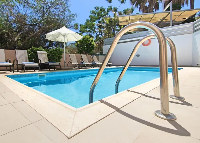 Villa Michaella - 500m From Golden *