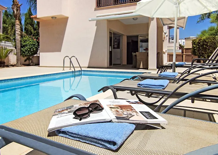 Michaella - 500m From Golden * パラリムニ